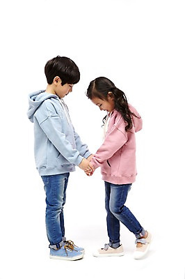 포토 JPG 스튜디오촬영 전신 여자 남자 어린이라이프 어린이 실내 서기 미소 두명 옆모습 마주보기 손잡기 다정 한국인 짝꿍 즐거움 어린이만 국내포토 라이프스타일 감정 뷰포인트 컨셉 모션 표정 사람 동양인 내부 친구 파일형식
