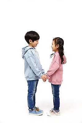 포토 JPG 스튜디오촬영 전신 여자 남자 어린이라이프 어린이 실내 서기 미소 두명 옆모습 마주보기 손잡기 다정 한국인 짝꿍 즐거움 어린이만 국내포토 라이프스타일 감정 뷰포인트 컨셉 모션 표정 사람 동양인 내부 친구 파일형식