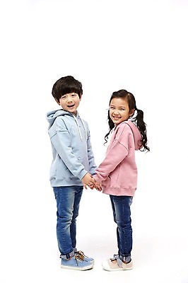 포토 JPG 스튜디오촬영 전신 여자 남자 어린이라이프 어린이 실내 서기 미소 두명 옆모습 마주보기 손잡기 다정 한국인 짝꿍 즐거움 어린이만 국내포토 라이프스타일 감정 뷰포인트 컨셉 모션 표정 사람 동양인 내부 친구 파일형식