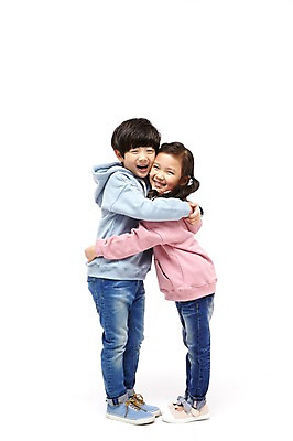 포토 JPG 스튜디오촬영 전신 여자 남자 어린이라이프 어린이 포옹 실내 서기 미소 두명 옆모습 다정 한국인 짝꿍 즐거움 어린이만 국내포토 라이프스타일 감정 뷰포인트 컨셉 안기 모션 표정 사람 동양인 내부 친구 파일형식