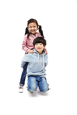 포토 JPG 스튜디오촬영 전신 여자 남자 어린이라이프 어린이 실내 서기 미소 앉기 두명 다정 한국인 짝꿍 즐거움 업기 어린이만 국내포토 라이프스타일 감정 컨셉 모션 표정 사람 동양인 내부 친구 파일형식