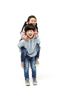포토 JPG 스튜디오촬영 전신 여자 남자 어린이라이프 어린이 실내 서기 미소 두명 앞모습 다정 한국인 짝꿍 즐거움 업기 어린이만 국내포토 라이프스타일 감정 뷰포인트 컨셉 모션 표정 사람 동양인 내부 친구 파일형식