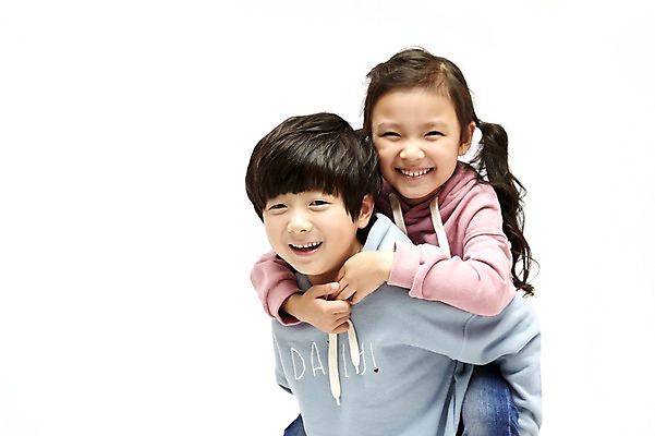 포토 JPG 스튜디오촬영 여자 남자 어린이라이프 어린이 실내 서기 미소 상반신 두명 다정 한국인 짝꿍 즐거움 업기 어린이만 국내포토 라이프스타일 감정 컨셉 모션 표정 사람 동양인 내부 친구 파일형식 관계 인종 생활