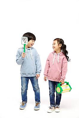 포토 JPG 스튜디오촬영 전신 여자 남자 어린이라이프 어린이 실내 서기 미소 두명 앞모습 옆모습 다정 한국인 짝꿍 즐거움 채집망 채집통 어린이만 국내포토 라이프스타일 감정 뷰포인트 컨셉 모션 통 표정 사람 동양인 내부 친구 파일형식