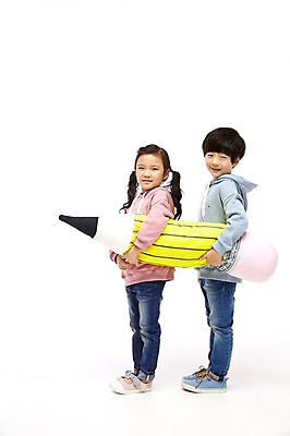 포토 JPG 스튜디오촬영 전신 여자 남자 어린이라이프 어린이 실내 서기 들기 두명 옆모습 연필 한국인 짝꿍 즐거움 어린이만 국내포토 라이프스타일 감정 뷰포인트 모션 학용품 사람 동양인 내부 친구 필기구 파일형식