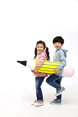 포토 JPG 스튜디오촬영 전신 여자 남자 어린이라이프 어린이 실내 서기 들기 두명 옆모습 연필 한국인 짝꿍 즐거움 어린이만 국내포토 라이프스타일 감정 뷰포인트 모션 학용품 사람 동양인 내부 친구 필기구 파일형식