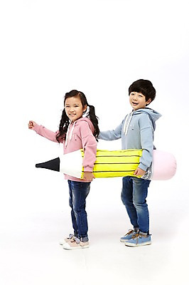 포토 JPG 스튜디오촬영 전신 여자 남자 어린이라이프 어린이 실내 서기 들기 두명 옆모습 연필 한국인 짝꿍 즐거움 어린이만 국내포토 라이프스타일 감정 뷰포인트 모션 학용품 사람 동양인 내부 친구 필기구 파일형식