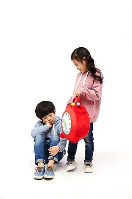 포토 JPG 스튜디오촬영 전신 여자 남자 어린이라이프 어린이 시계 실내 서기 앉기 두명 앞모습 한국인 짝꿍 어린이만 국내포토 라이프스타일 뷰포인트 모션 사람 동양인 내부 친구 파일형식 관계 인종 생활