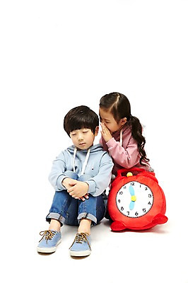 포토 JPG 스튜디오촬영 전신 여자 남자 어린이라이프 어린이 시계 실내 앉기 두명 앞모습 한국인 짝꿍 귓속말 7시 어린이만 국내포토 라이프스타일 뷰포인트 모션 사람 동양인 내부 친구 시간 파일형식