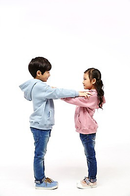포토 JPG 스튜디오촬영 전신 여자 남자 어린이라이프 어린이 실내 서기 두명 옆모습 마주보기 한국인 짝꿍 즐거움 어린이만 국내포토 라이프스타일 감정 뷰포인트 모션 사람 동양인 내부 친구 파일형식