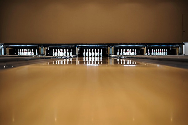 포토 JPG 스포츠 실내 취미 사람없음 아웃포커스 볼링핀 볼링 볼링장 국내포토 촬영기법 내부 구기 볼링용품 파일형식
