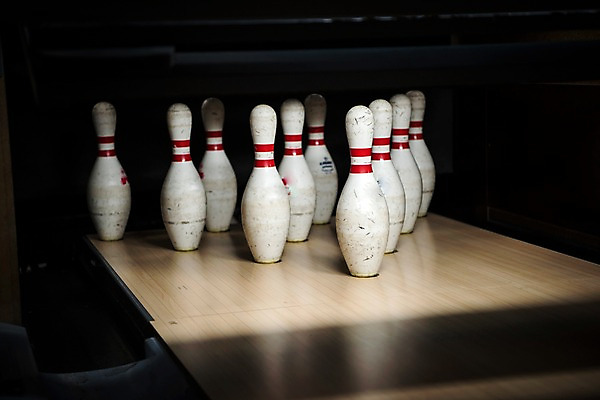 포토 JPG 스포츠 실내 취미 사람없음 아웃포커스 볼링핀 볼링 볼링장 국내포토 촬영기법 내부 구기 볼링용품 파일형식