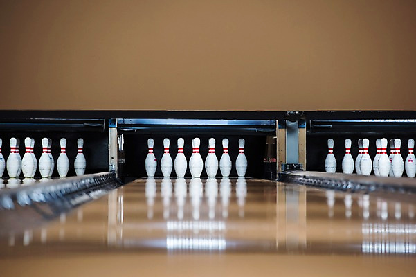 포토 JPG 스포츠 실내 취미 사람없음 아웃포커스 볼링핀 볼링 볼링장 국내포토 촬영기법 내부 구기 볼링용품 파일형식