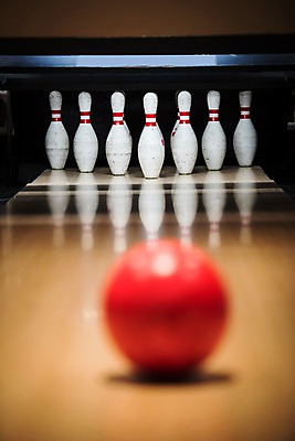 포토 JPG 스포츠 실내 취미 사람없음 아웃포커스 볼링핀 볼링 볼링공 볼링장 국내포토 공 촬영기법 내부 구기 볼링용품 파일형식