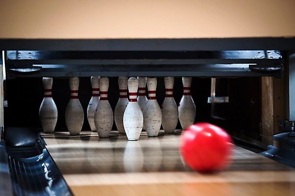 포토 JPG 스포츠 실내 취미 사람없음 아웃포커스 볼링핀 볼링 볼링공 볼링장 국내포토 공 촬영기법 내부 구기 볼링용품 파일형식