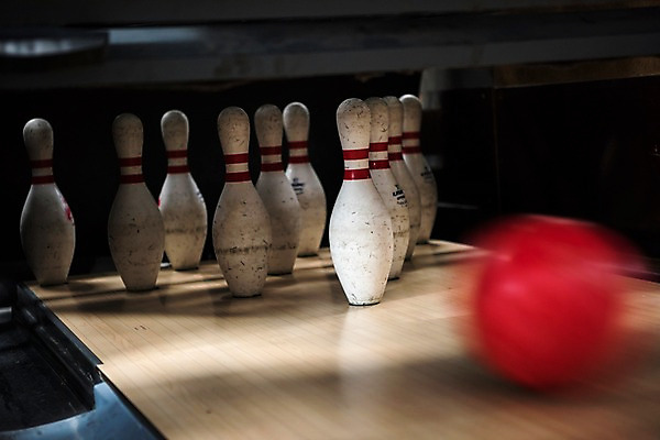 포토 JPG 스포츠 실내 취미 사람없음 아웃포커스 볼링핀 볼링 볼링공 볼링장 국내포토 공 촬영기법 내부 구기 볼링용품 파일형식