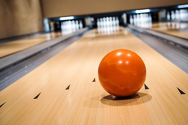 포토 JPG 스포츠 실내 취미 사람없음 아웃포커스 볼링핀 볼링 볼링공 볼링장 국내포토 공 촬영기법 내부 구기 볼링용품 파일형식