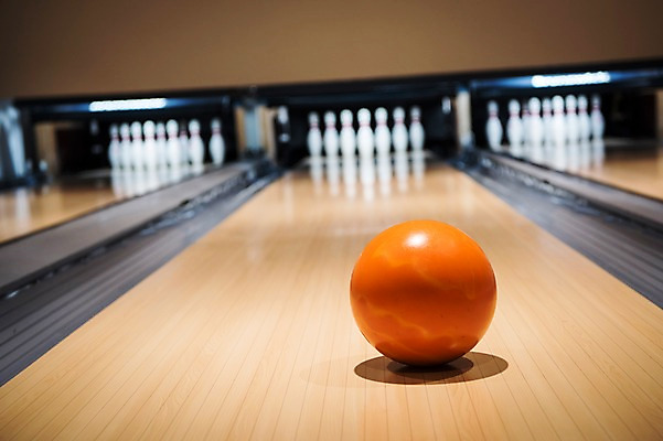 포토 JPG 스포츠 실내 취미 사람없음 아웃포커스 볼링핀 볼링 볼링공 볼링장 국내포토 공 촬영기법 내부 구기 볼링용품 파일형식