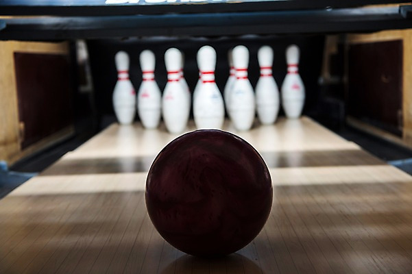 포토 JPG 스포츠 실내 취미 사람없음 아웃포커스 볼링핀 볼링 볼링공 볼링장 국내포토 공 촬영기법 내부 구기 볼링용품 파일형식