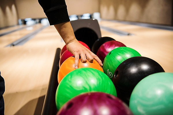 포토 JPG 손 스포츠 실내 취미 아웃포커스 신체부위 볼링 볼링공 볼링장 국내포토 공 촬영기법 사람 내부 구기 볼링용품 파일형식