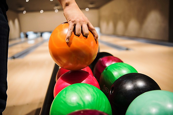 포토 JPG 손 스포츠 실내 취미 아웃포커스 신체부위 볼링 볼링공 볼링장 국내포토 공 촬영기법 사람 내부 구기 볼링용품 파일형식