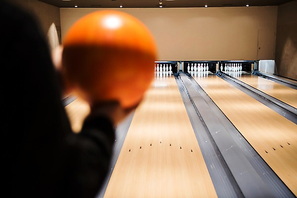 포토 JPG 스포츠 실내 취미 아웃포커스 신체부위 볼링핀 볼링 볼링공 볼링장 국내포토 공 촬영기법 사람 내부 구기 볼링용품 파일형식