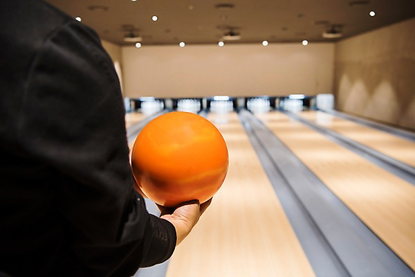 포토 JPG 스포츠 실내 들기 취미 아웃포커스 신체부위 볼링핀 볼링 볼링공 볼링장 국내포토 공 모션 촬영기법 사람 내부 구기 볼링용품 파일형식