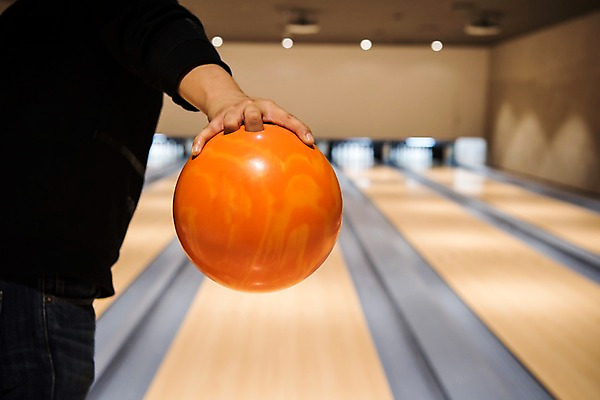 포토 JPG 손 스포츠 실내 들기 취미 아웃포커스 신체부위 볼링핀 볼링 볼링공 볼링장 국내포토 공 모션 촬영기법 사람 내부 구기 볼링용품 파일형식