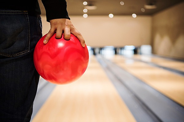 포토 JPG 손 스포츠 실내 들기 취미 아웃포커스 신체부위 볼링 볼링공 볼링장 국내포토 공 모션 촬영기법 사람 내부 구기 볼링용품 파일형식