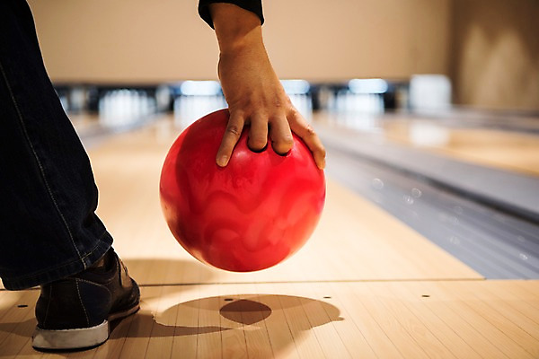 포토 JPG 손 스포츠 실내 들기 취미 아웃포커스 신체부위 볼링 볼링공 볼링장 국내포토 공 모션 촬영기법 사람 내부 구기 볼링용품 파일형식