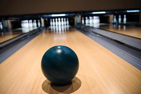 포토 JPG 스포츠 실내 취미 사람없음 아웃포커스 볼링핀 볼링 볼링공 볼링장 국내포토 공 촬영기법 내부 구기 볼링용품 파일형식
