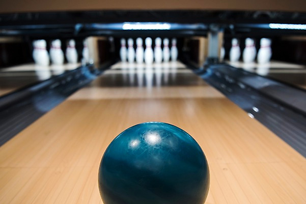 포토 JPG 스포츠 실내 취미 사람없음 아웃포커스 볼링핀 볼링 볼링공 볼링장 국내포토 공 촬영기법 내부 구기 볼링용품 파일형식