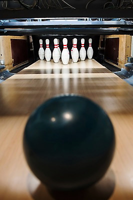 포토 JPG 스포츠 실내 취미 사람없음 아웃포커스 볼링핀 볼링 볼링공 볼링장 국내포토 공 촬영기법 내부 구기 볼링용품 파일형식