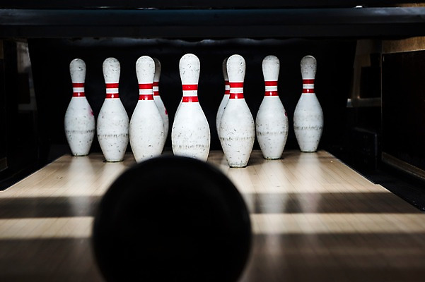포토 JPG 스포츠 실내 취미 사람없음 아웃포커스 볼링핀 볼링 볼링공 볼링장 국내포토 공 촬영기법 내부 구기 볼링용품 파일형식