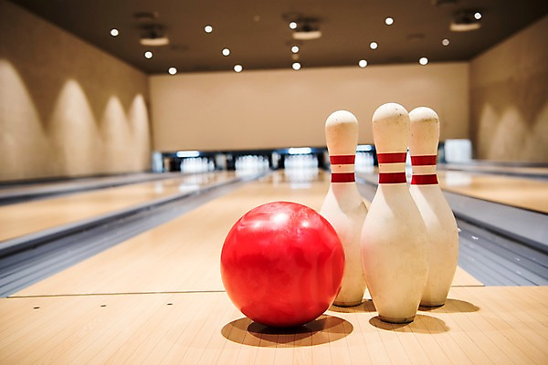 포토 JPG 스포츠 실내 취미 사람없음 아웃포커스 볼링핀 볼링 볼링공 볼링장 국내포토 공 촬영기법 내부 구기 볼링용품 파일형식