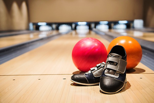 포토 JPG 스포츠 실내 취미 사람없음 아웃포커스 볼링핀 볼링 볼링공 볼링장 볼링화 국내포토 신발 공 촬영기법 내부 구기 볼링용품 파일형식