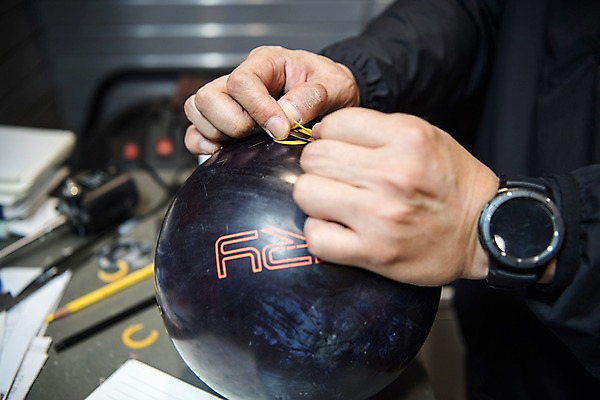 포토 JPG 손 스포츠 실내 취미 신체부위 볼링 볼링공 볼링장 국내포토 공 사람 내부 구기 볼링용품 파일형식