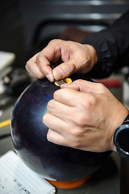 포토 JPG 손 스포츠 실내 취미 신체부위 볼링 볼링공 볼링장 국내포토 공 사람 내부 구기 볼링용품 파일형식