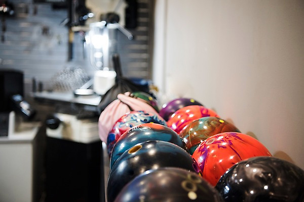 포토 JPG 스포츠 실내 취미 사람없음 아웃포커스 볼링 볼링공 볼링장 국내포토 공 촬영기법 내부 구기 볼링용품 파일형식