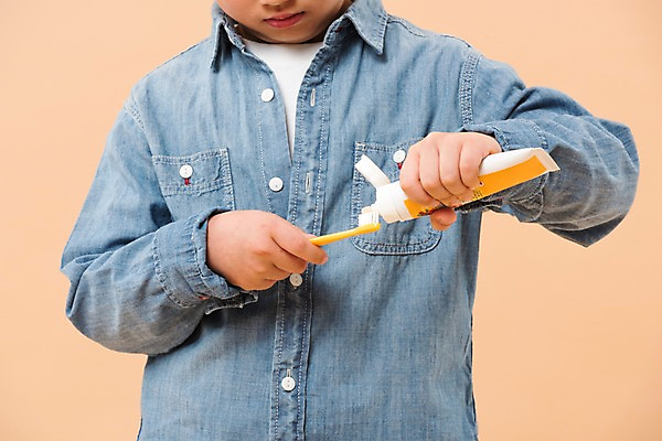 포토 JPG 스튜디오촬영 남자 어린이라이프 초등학생 어린이 남학생 실내 한명 서기 소년 상반신 앞모습 한국인 칫솔 치약 소년한명만 국내포토 1 학생 라이프스타일 뷰포인트 모션 사람 동양인 내부 위생용품 남자한명만 소년만 파일형식