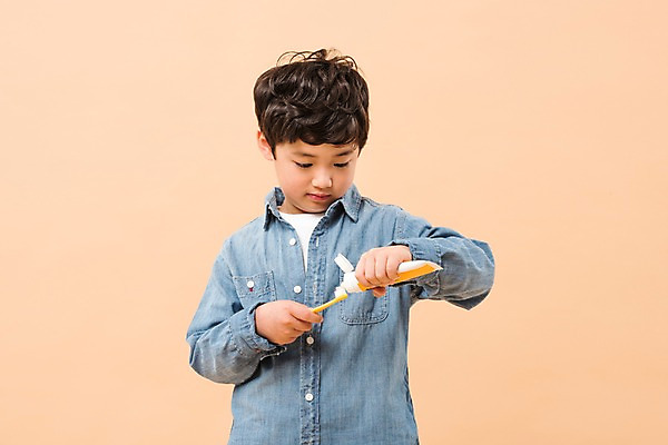 포토 JPG 스튜디오촬영 남자 어린이라이프 초등학생 어린이 남학생 실내 한명 서기 소년 상반신 앞모습 한국인 칫솔 치약 소년한명만 국내포토 1 학생 라이프스타일 뷰포인트 모션 사람 동양인 내부 위생용품 남자한명만 소년만 파일형식