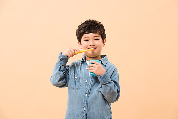 포토 JPG 스튜디오촬영 남자 어린이라이프 초등학생 어린이 남학생 실내 한명 서기 미소 소년 상반신 앞모습 한국인 양치 칫솔 양치컵 소년한명만 국내포토 1 학생 라이프스타일 뷰포인트 모션 표정 사람 동양인 내부 컵 위생용품 청결 남자한명만 소년만 파일형식