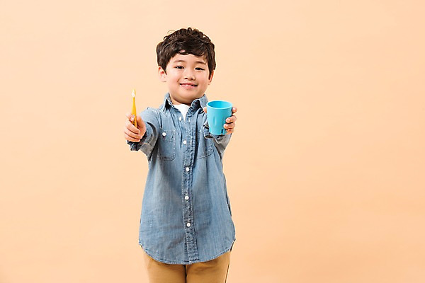 포토 JPG 스튜디오촬영 남자 어린이라이프 초등학생 어린이 남학생 실내 한명 서기 소년 상반신 앞모습 한국인 칫솔 양치컵 소년한명만 국내포토 1 학생 라이프스타일 뷰포인트 모션 사람 동양인 내부 컵 위생용품 양치 남자한명만 소년만 파일형식 식기 생활용품 인종 생활 청결 남자만 어린이만 위생 오브젝트