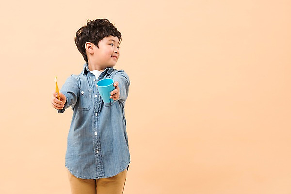 포토 JPG 스튜디오촬영 응시 남자 어린이라이프 초등학생 어린이 남학생 실내 한명 서기 소년 상반신 앞모습 한국인 칫솔 양치컵 소년한명만 국내포토 1 학생 라이프스타일 시선 뷰포인트 모션 사람 동양인 내부 컵 위생용품 양치 남자한명만 소년만 파일형식 식기 생활용품 인종 생활 청결 남자만 어린이만 위생 오브젝트
