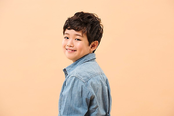 포토 JPG 스튜디오촬영 남자 어린이라이프 초등학생 어린이 남학생 실내 한명 서기 미소 소년 상반신 뒷모습 한국인 뒤돌아보기 소년한명만 국내포토 1 학생 라이프스타일 뷰포인트 모션 표정 사람 동양인 내부 남자한명만 소년만 파일형식