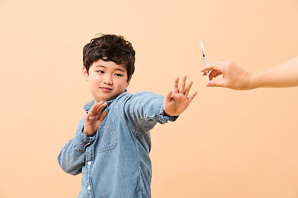 포토 JPG 스튜디오촬영 손 남자 어린이라이프 초등학생 어린이 남학생 실내 주사기 한명 서기 들기 소년 상반신 앞모습 신체부위 한국인 거절 소년한명만 국내포토 1 학생 라이프스타일 뷰포인트 컨셉 의료기기 모션 사람 동양인 내부 남자한명만 소년만 파일형식