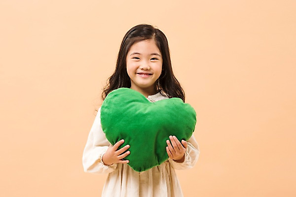 포토 JPG 스튜디오촬영 여학생 여자 어린이라이프 초등학생 어린이 실내 한명 서기 미소 들기 소녀 상반신 앞모습 한국인 하트 하트쿠션 소녀한명만 국내포토 모양 1 학생 라이프스타일 뷰포인트 쿠션 모션 표정 사람 동양인 내부 여자한명만 소녀만 파일형식