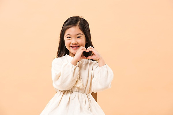 포토 JPG 스튜디오촬영 여학생 여자 어린이라이프 초등학생 어린이 실내 한명 미소 앉기 소녀 상반신 앞모습 한국인 손하트 소녀한명만 국내포토 1 학생 라이프스타일 뷰포인트 모션 표정 사람 동양인 손짓 내부 여자한명만 소녀만 파일형식