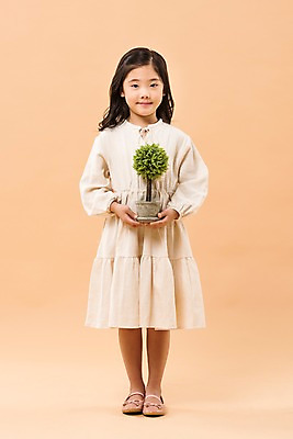 포토 JPG 스튜디오촬영 전신 여학생 여자 어린이라이프 화분 초등학생 어린이 실내 한명 서기 미소 소녀 앞모습 한국인 소녀한명만 국내포토 1 학생 라이프스타일 뷰포인트 모션 표정 사람 동양인 내부 여자한명만 소녀만 파일형식