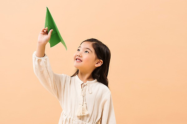 포토 JPG 스튜디오촬영 응시 여학생 여자 어린이라이프 초등학생 어린이 실내 한명 서기 미소 들기 소녀 상반신 앞모습 한국인 올려보기 종이비행기 소녀한명만 국내포토 1 학생 라이프스타일 시선 뷰포인트 모션 표정 사람 동양인 내부 종이접기 여자한명만 소녀만 파일형식